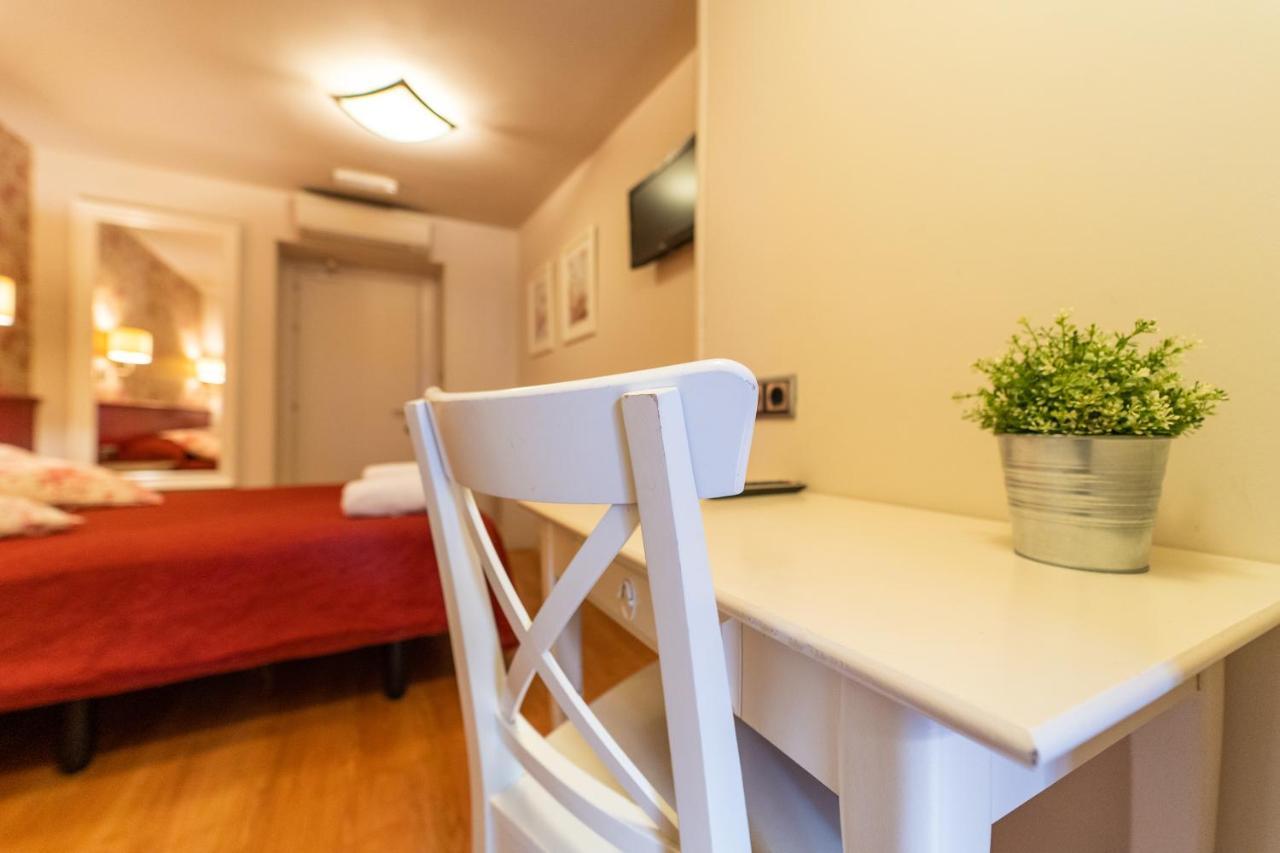 Hostal Matheu Madrid Exterior photo